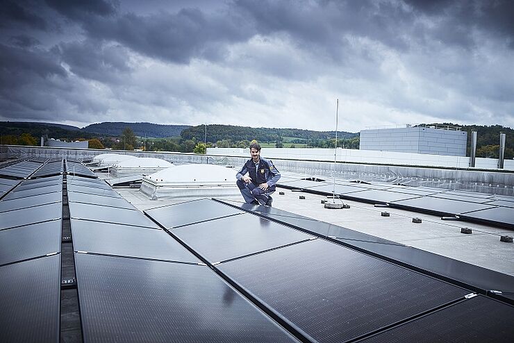 Kooperation Dachdecker- und E-Handwerk bei der Installation von PV-Dachanlagen