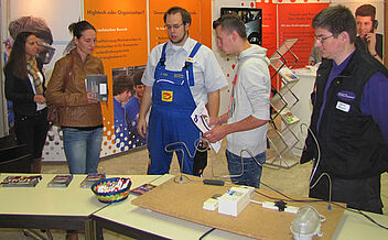 Richard Steffen von Steffen Elektrotechnik und Bernd Weyand von mac Messebau erklären die Ausbildungs- und Fachrichtungen im E-Handwerk.